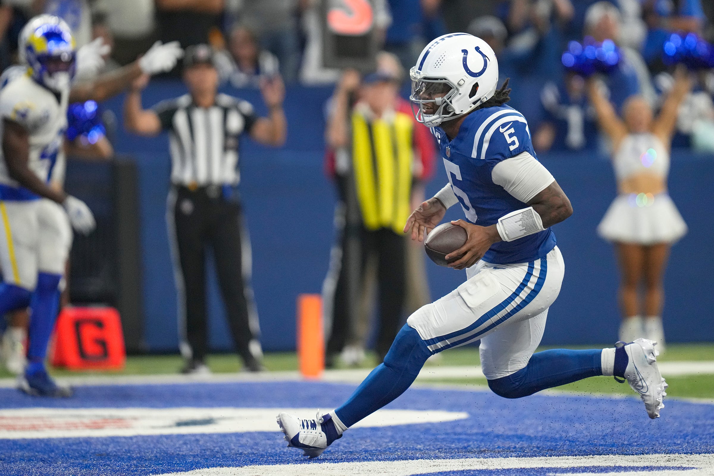 anthony richardson runs into the endzone with the ball in one hand